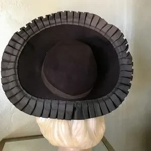 OUTSTANDING 1930s BROWN FELT HALO WIDE BRIM HAT WITH PLEATED GROSGRAIN EDGING Vintage 1930s Brown Felt Hat Fedora with Wide Brim & Laces main image 4